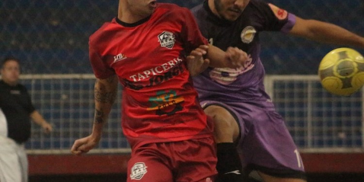 EN ACCIÓN. La pelota continúa rodando todas las noches en el Brown.