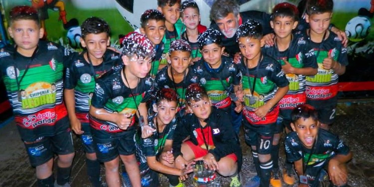 EMOCIÓN. UCDE festejó el subcampeonato con carnaval carioca.