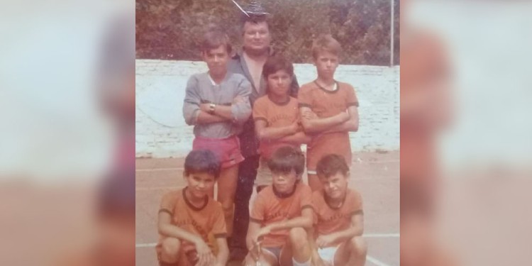 EN LA CANCHA. “Kiko”, junto a los chicos de Aguiluchos, antes de jugar.
