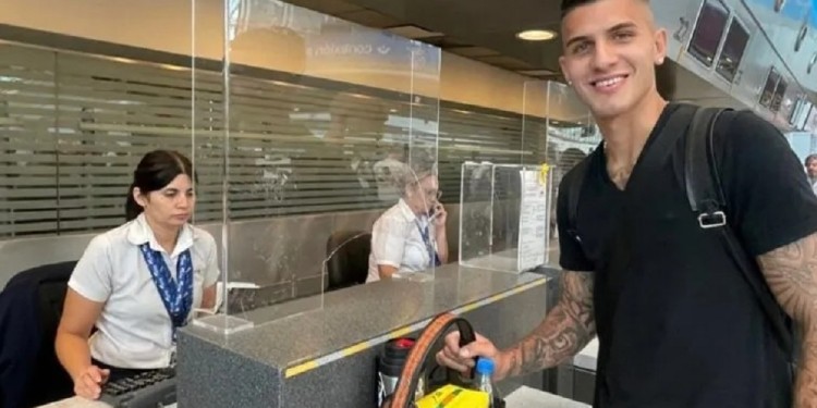 VIAJE. Imanol Segovia, con el imperdible mate, viajó rumbó a España.