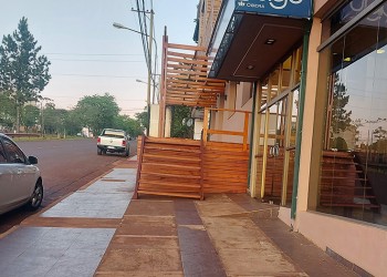 Hotel resiste sacar un deck de la vereda a pesar de las multas