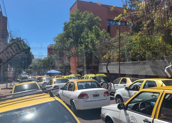 Pese a orden de desalojo, taxistas posadeños permanecen frente a la Municipalidad