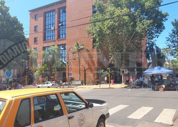 Pese a orden de desalojo, taxistas posadeños permanecen frente a la Municipalidad