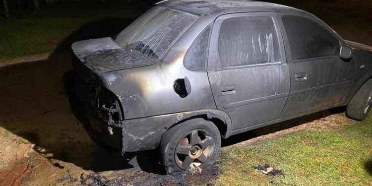 DAÑOS. Así quedó el Chevrolet Corsa del suboficial atentado en su vivienda del barrio Podkowa de San Vicente.