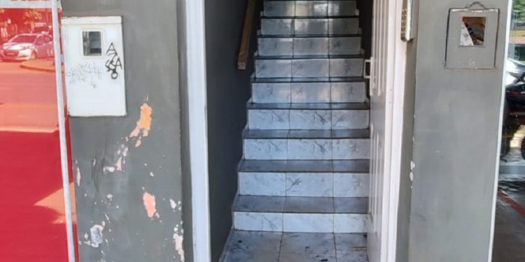 DAÑOS. El joven forzó la puerta e ingresó a la vivienda.