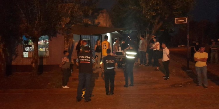 LA ESCENA. Una secretaria judicial toma nota al testigo mientras se realiza la medida judicial en Garuhapé.