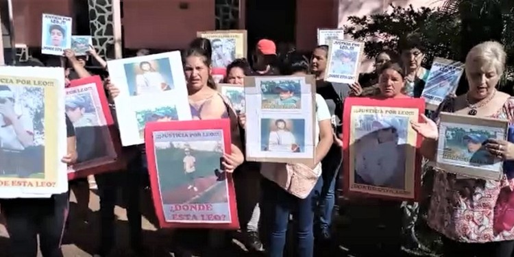 FRENTE A LA COMISARÍA DEL PUEBLO. Madres acompañaron a Angelina Giménez con pancartas y el reclamo para que su hijo aparezca con vida.