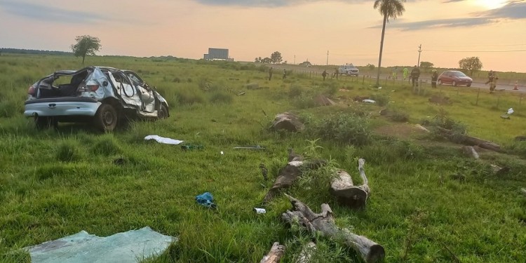 DESTROZADO. El automóvil atravesó la banquina dando tumbos a la altura del kilómetro 1.366 cerca del puente sobre el arroyo San Juan en Candelaria.