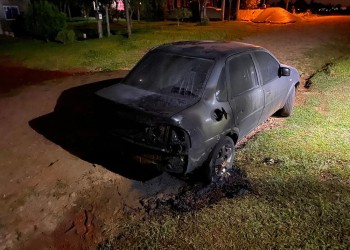 Con una molotov, incendiaron el auto de un policía en San Vicente 