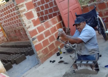 Ladrillero sin piernas necesita ayuda para adquirir herramientas