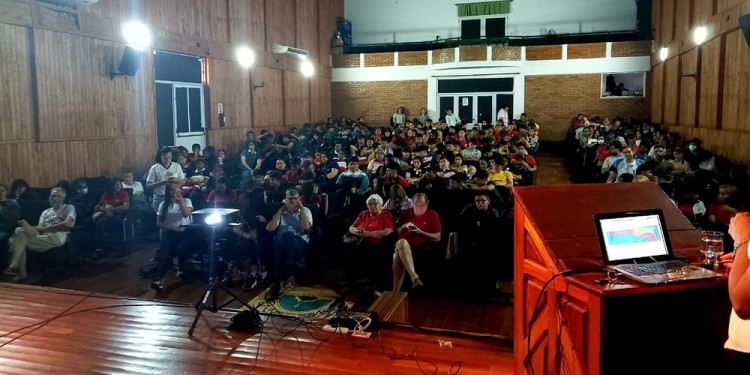 AUDITORIO LADISLAO ZIMAN. La comunidad de Puerto Esperanza participó en la charla de ayer.