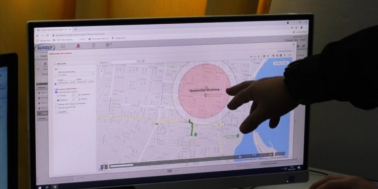 El operador del 911 que habló con la menor, la calmó y estableció la ubicación exacta de su vivienda. Alertó a las patrullas más cercanas y detuvieron al violento. (Foto ilustrativa).