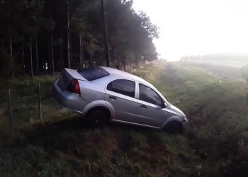 Un auto despistó y terminó en la banquina sobre la ruta 201
