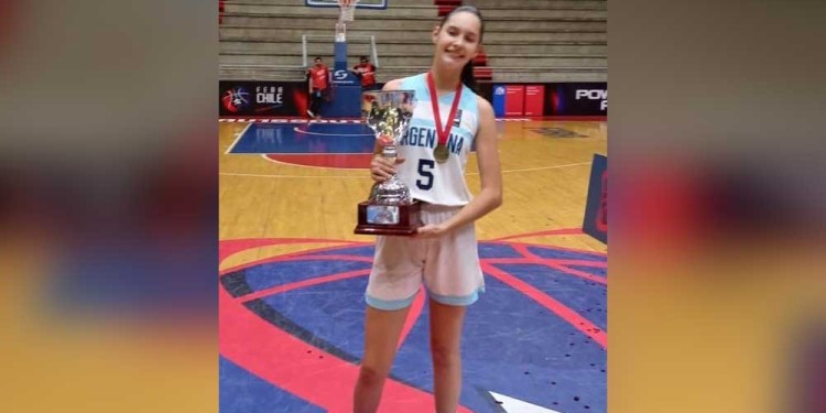 PURO ORGULLO. Abril y el trofeo.