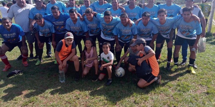 A SEMIFINALES. Equipo de Las Águilas, que en el estreno de la camiseta en honor a los veteranos de guerra de Malvinas, superó por 3-1 a San Sebastián.