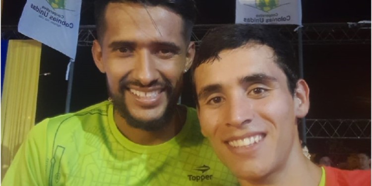 SELFIE. El obereño junto a Ayala, quien corrió la maratones olímpicas de Río y Tokio.