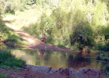 Colonos piden un puente sobre el arroyo La Flor para acortar distancias