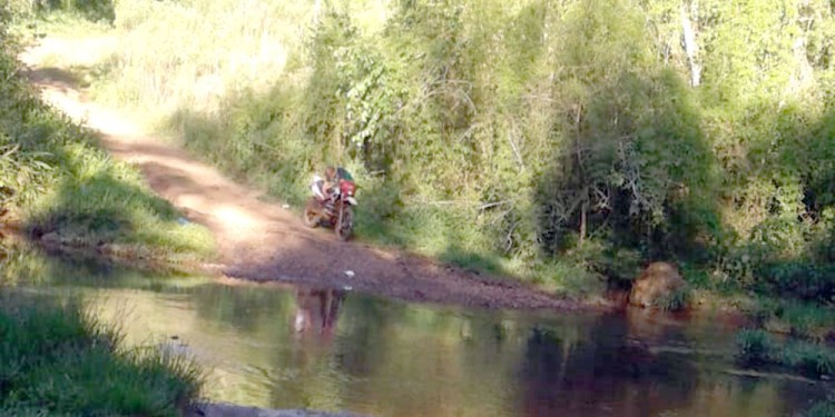 ARROYO LA FLOR. Los vecinos creen que este es el mejor lugar para el puente.