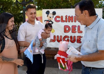 Un juguete a cambio de una bandera de Argentina
