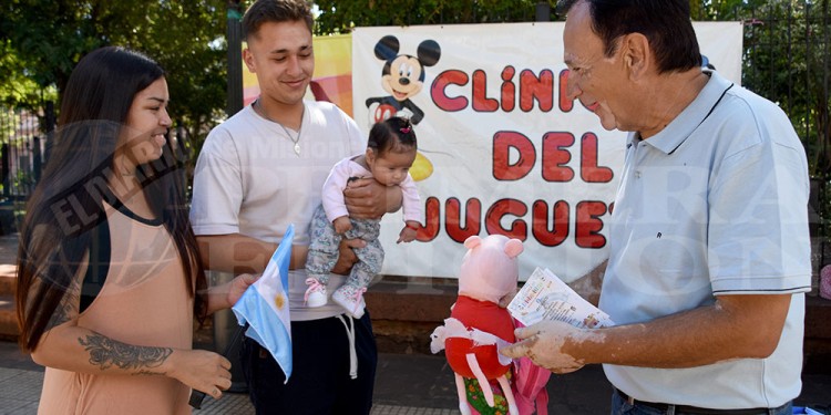 Un juguete a cambio de una bandera de Argentina