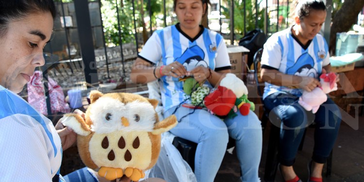 Un juguete a cambio de una bandera de Argentina