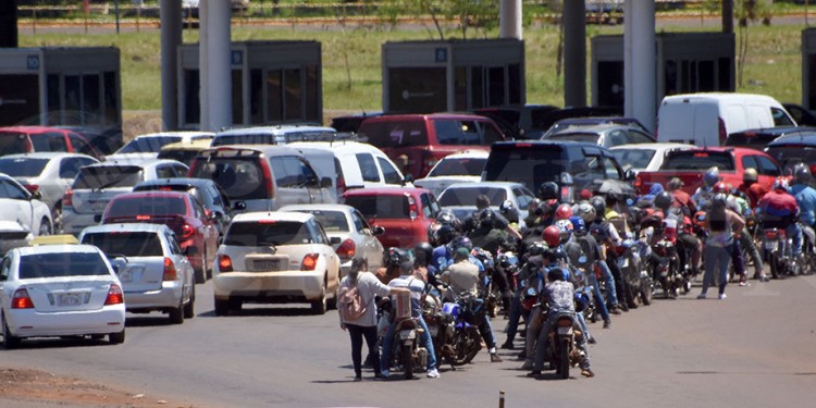 ESPERA BAJO EL SOL. Ayer también hubo mucha gente esperando cruzar, más que nada motocicletas.