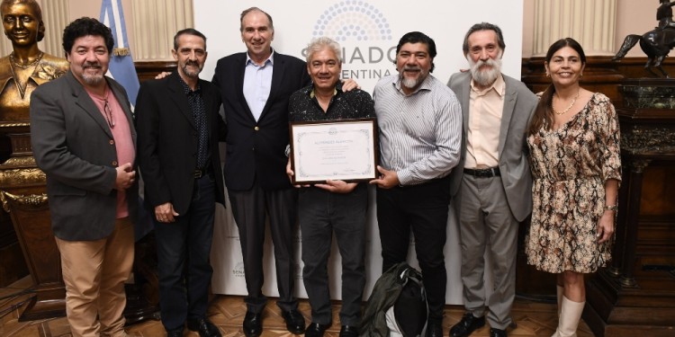 RECONOCIMIENTO. El Diploma de Honor del Senado fue entregado al hijo del poeta, Víctor “Kiko” Alarcón.