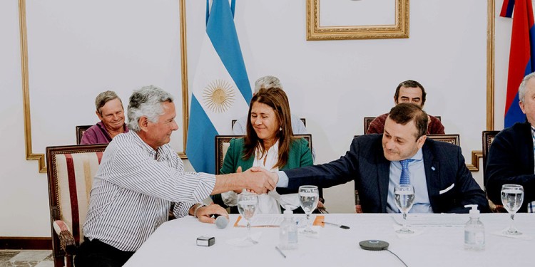 VIDEOCONFERENCIA. La cooperativa eléctrica, Energía de Misiones y el Gobierno celebraron el acuerdo alcanzado.