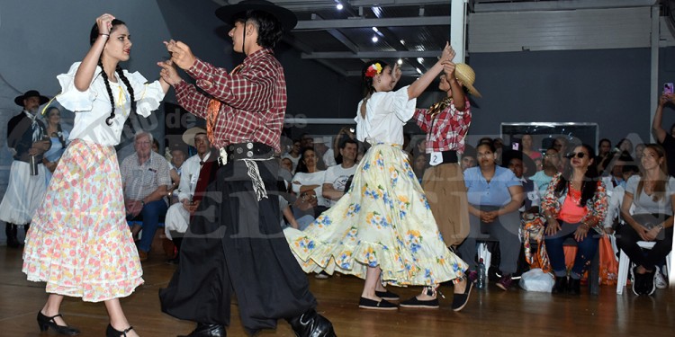 Pese al mal tiempo, Posadas revivió el desfile por el Día de la Tradición