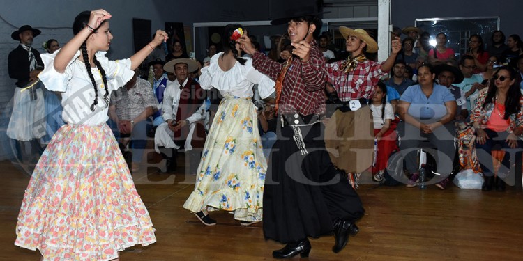 Pese al mal tiempo, Posadas revivió el desfile por el Día de la Tradición