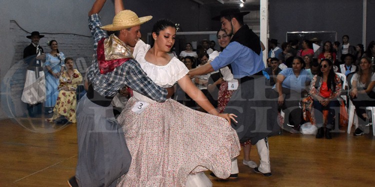 Pese al mal tiempo, Posadas revivió el desfile por el Día de la Tradición