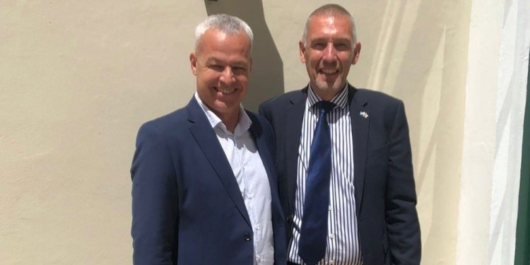 DUTTO Y BICKERS. El misionero y el británico intercambiaron información.