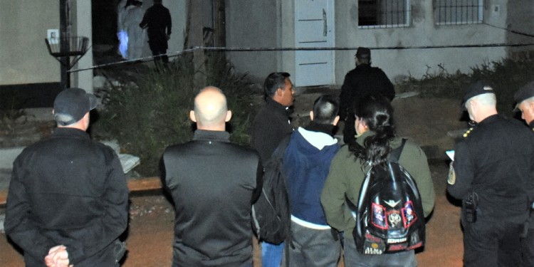 MIÉRCOLES 20.45. Investigadores de Homicidios y de la UR-X observan los primeros pasos de Policía Científica en el lugar del óbito.