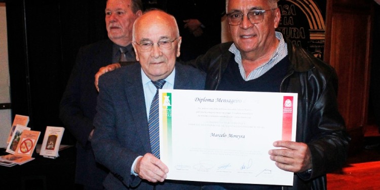 DISTINCIÓN. Moreyra recibe el diploma de Mensajero de la Paz, de parte del candidato al Nobel de la Paz, Gaetano Brancati Luigi.