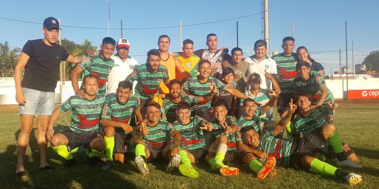 PURA ALEGRÍA. Cantos, bailes y festejos se vieron tras la ajustada victoria de El Brete sobre Mitre, uno de los máximos candidatos a quedarse con el título.