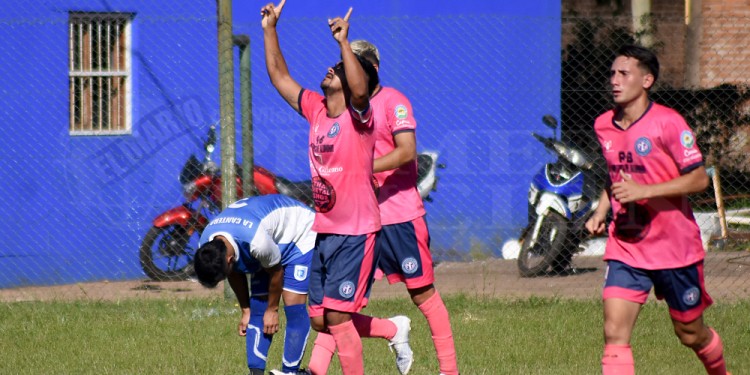 FESTEJO AL CIELO. Adrián “Tito” Alegre marcó el tanto para Estudio Galeano.