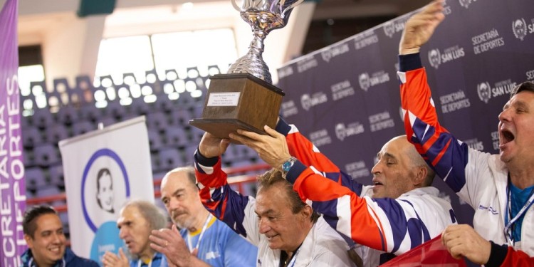 A CELEBRAR. La delegación de la tierra colorada se llevó una sorpresa durante la ceremonia de clausura.