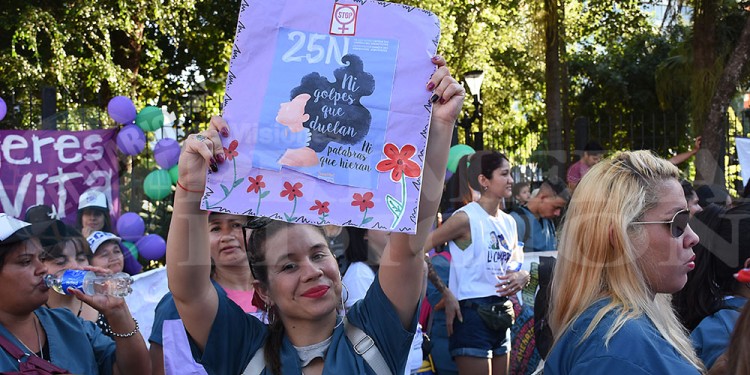 25N: marcharon en Posadas por “las que no están” y por “las que quedan”