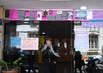 Alumnas empapelaron la Facultad de Humanidades para exigir medidas ante casos de acoso