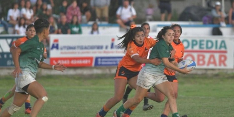 GRATO RECUERDO. Agustina Ibáñez con la pelota, en la final con Tucumán.