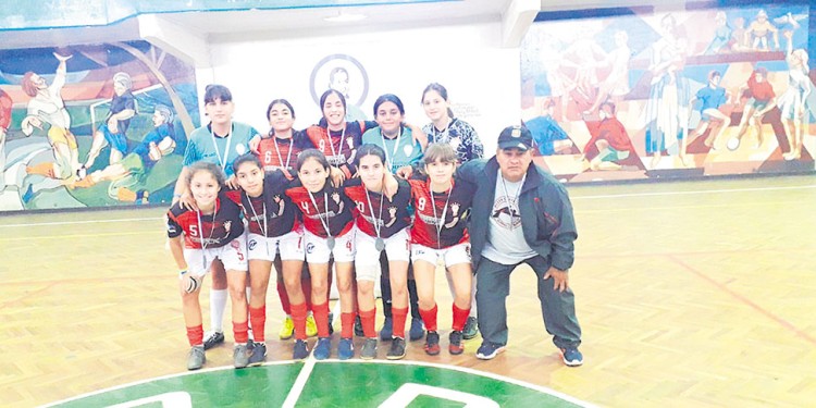 DESTACADAS. Las chicas de Huracán y una gran campaña en “Mardel”.