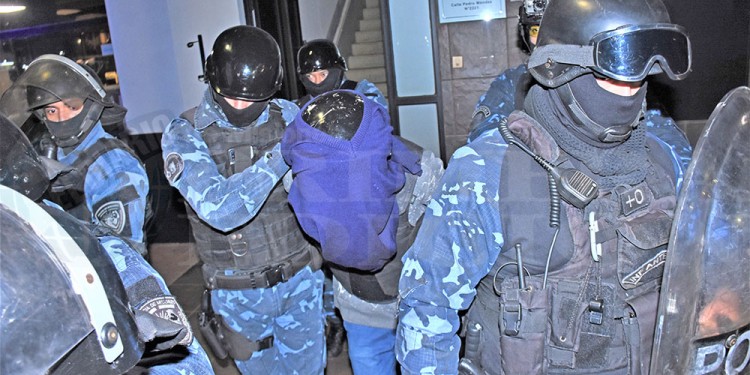 “JUNIOR”. Gabriel Guimaraes Da Silva (centro de la imagen) escoltado tras abstenerse de declarar en indagatoria ante el juez de Instrucción 7, Miguel Mattos, el 16 de mayo.