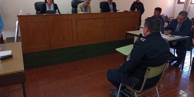 SUMARIO INICIAL. El oficial de la Policía que declaró ayer y a su derecha el imputado junto a su abogado defensor.