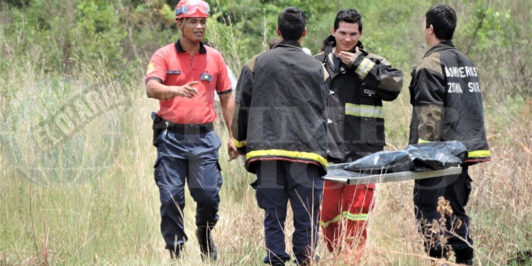 DICIEMBRE 2013. Bomberos de la Policía segundos antes de rescatar el cadáver de la joven arrojado a un pozo en el paraje Nemesio Parma, zona oeste de Posadas.