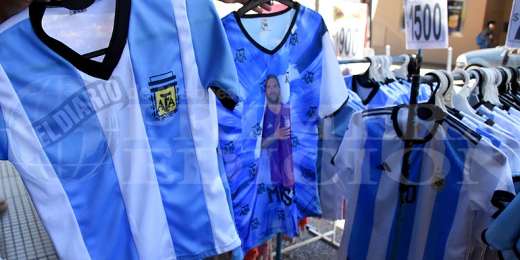 A falta de camisetas originales, las réplicas se cotizan alto en Posadas