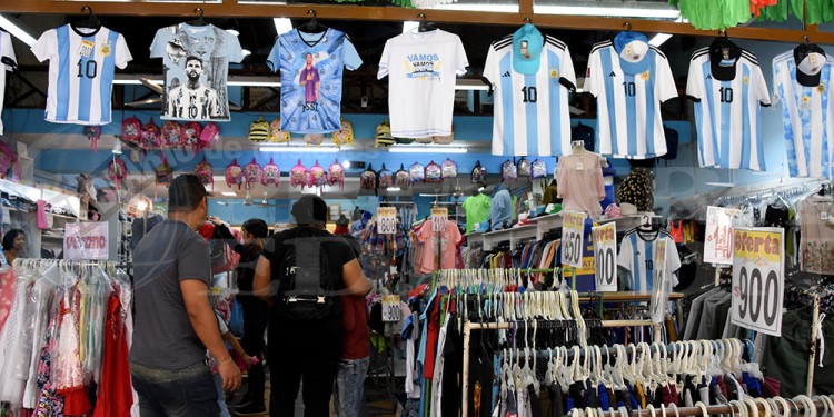 A falta de camisetas originales, las réplicas se cotizan alto en Posadas