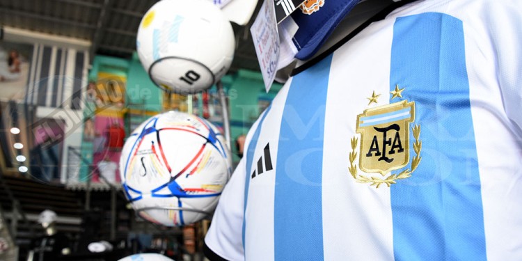 A falta de camisetas originales, las réplicas se cotizan alto en Posadas