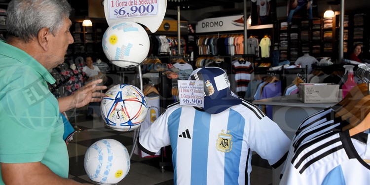A falta de camisetas originales, las réplicas se cotizan alto en Posadas