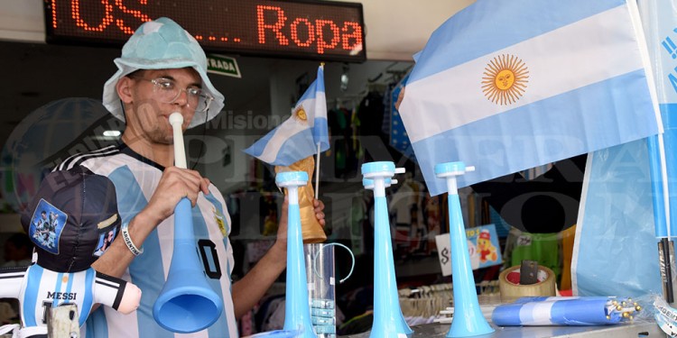 A falta de camisetas originales, las réplicas se cotizan alto en Posadas