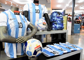A falta de camisetas originales, las réplicas se cotizan alto en Posadas